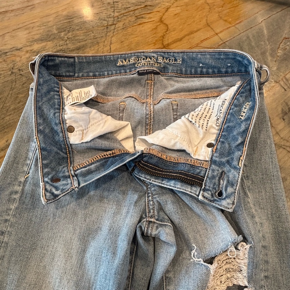 American Eagle Outfitters Light Blue Ripped Jeans - Picture 3 of 6